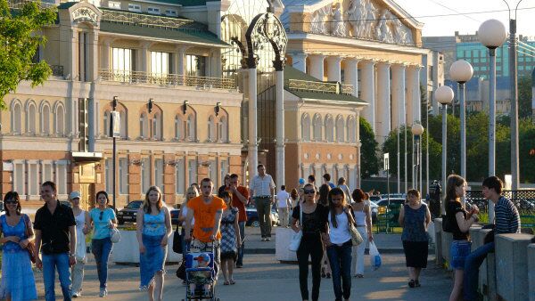 Жители Чебоксар прогуливаются по набережной. Архивное фото Жители Чебоксар прогуливаются по набережной. Архивное фото