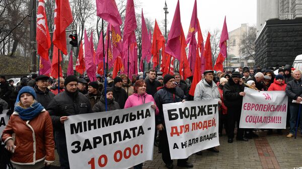 Участники акции протеста вышли к зданию Верховной рады Украины с требованием повышения заработной платы и пенсии. 1 декабря 2017 Участники акции протеста вышли к зданию Верховной рады Украины с требованием повышения заработной платы и пенсии. 1 декабря 2017