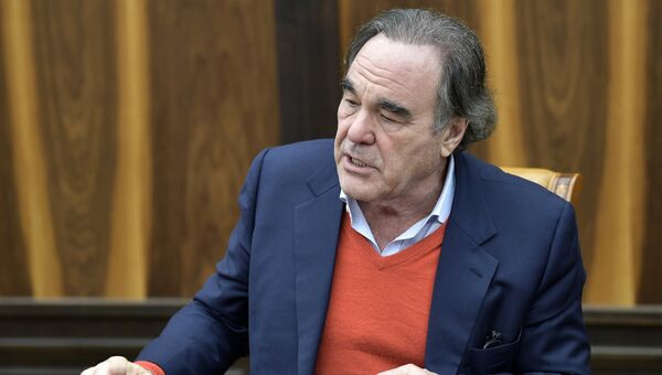 Американский режиссер Оливер Стоун во время встречи с президентом РФ Владимиром Путиным в Кремле. 1 декабря 2017 Американский режиссер Оливер Стоун во время встречи с президентом РФ Владимиром Путиным в Кремле. 1 декабря 2017