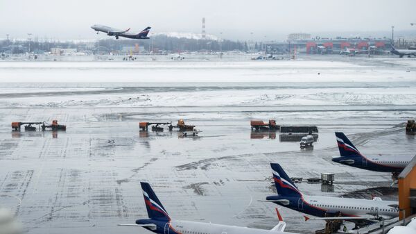 Самолеты на взлетно-посадочной полосе в аэропорту Шереметьево. Архивное фото Самолеты на взлетно-посадочной полосе в аэропорту Шереметьево. Архивное фото