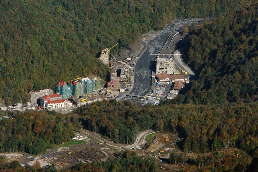 Строительство нижнего яруса курорта Роза Хутор, расположенного вдоль реки Мзымты. 2010 год Строительство нижнего яруса курорта Роза Хутор, расположенного вдоль реки Мзымты. 2010 год