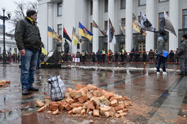 Сторонники Михаила Саакашвили у здания Верховной Рады Украины в Киеве. 6 декабря 2017 Сторонники Михаила Саакашвили у здания Верховной Рады Украины в Киеве. 6 декабря 2017
