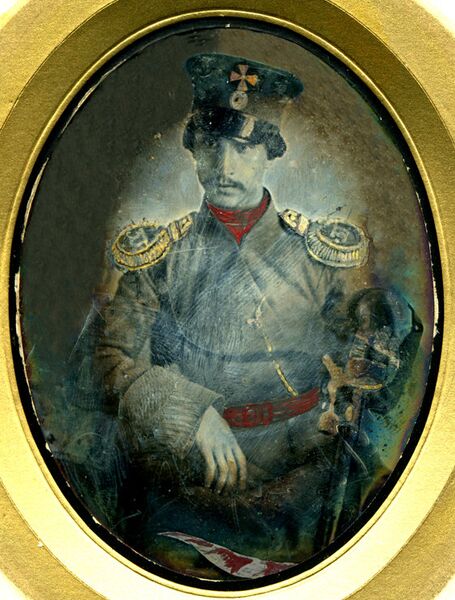 Участник Крымской войны А. А. Александровский, обер-офицер 31-й Гжатской дружины государственного подвижного ополчения в форме образца 1855 года. Дагеротип, Киев. Октябрь 1855 г. Участник Крымской войны А. А. Александровский, обер-офицер 31-й Гжатской дружины государственного подвижного ополчения в форме образца 1855 года. Дагеротип, Киев. Октябрь 1855 г.