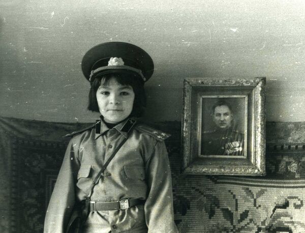 Автор книги позирует на фоне фотографии своего деда, полковника Льва Пунина. Ленинград, 1987 г. Автор книги позирует на фоне фотографии своего деда, полковника Льва Пунина. Ленинград, 1987 г.