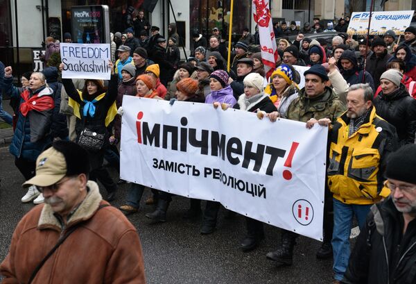 Участники акции протеста сторонников экс-президента Грузии Михаила Саакашвили с требованием принятия закона об импичменте в Киеве. 10 декабря 2017 Участники акции протеста сторонников экс-президента Грузии Михаила Саакашвили с требованием принятия закона об импичменте в Киеве. 10 декабря 2017