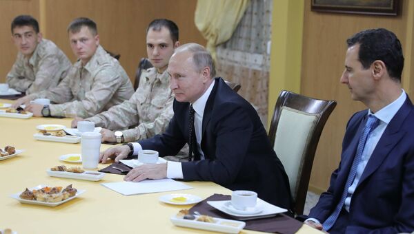 Президент РФ Владимир Путин и президент Сирийской Арабской Республики Башар Асад (справа) во время общения с военнослужащими авиабазы Хмеймим в Сирии Президент РФ Владимир Путин и президент Сирийской Арабской Республики Башар Асад (справа) во время общения с военнослужащими авиабазы Хмеймим в Сирии
