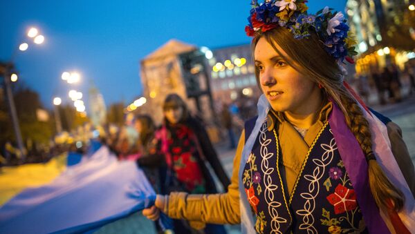 Молодежь с флагом Украины в Киеве Молодежь с флагом Украины в Киеве