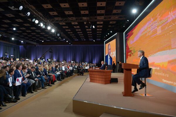 Президент РФ Владимир Путин во время большой ежегодной пресс-конференции Президент РФ Владимир Путин во время большой ежегодной пресс-конференции