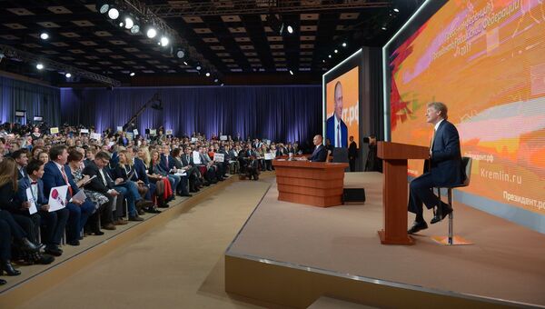 Президент РФ Владимир Путин во время большой ежегодной пресс-конференции Президент РФ Владимир Путин во время большой ежегодной пресс-конференции