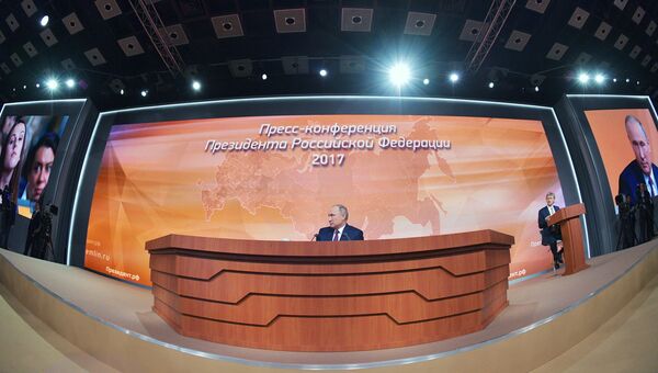 Президент РФ Владимир Путин во время большой ежегодной пресс-конференции Президент РФ Владимир Путин во время большой ежегодной пресс-конференции