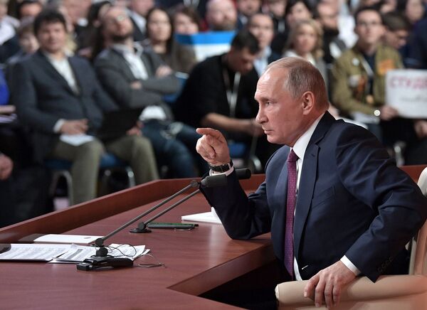 Президент РФ Владимир Путин во время большой ежегодной пресс-конференции Президент РФ Владимир Путин во время большой ежегодной пресс-конференции