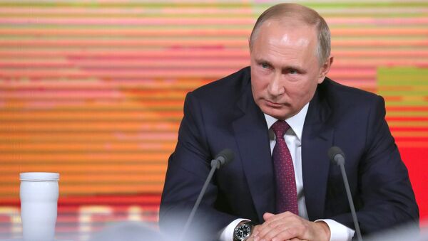 Президент РФ Владимир Путин во время большой ежегодной пресс-конференции Президент РФ Владимир Путин во время большой ежегодной пресс-конференции