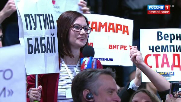 Журналистка из Татарстана с плакатом Путин Бабай Журналистка из Татарстана с плакатом Путин Бабай