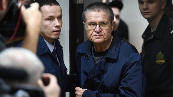 Алексей Улюкаев во время оглашения приговора в Замоскворецком суде Москвы Алексей Улюкаев во время оглашения приговора в Замоскворецком суде Москвы