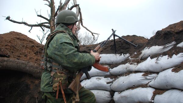 Боец ополчения ДНР на позиции у линии соприкосновения с украинскими силовиками. Архивное фото Боец ополчения ДНР на позиции у линии соприкосновения с украинскими силовиками. Архивное фото