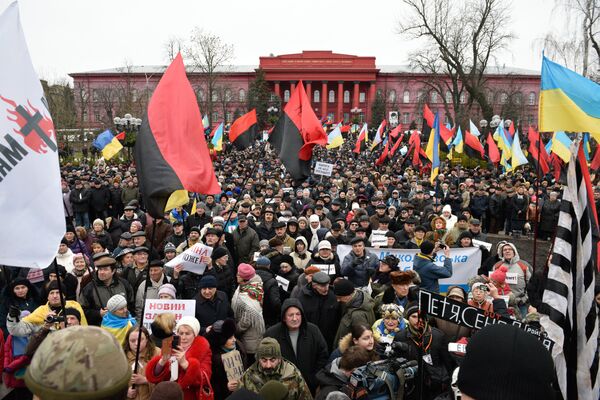 Участники митинга сторонников Михаила Саакашвили в центре Киева за принятие закона об импичменте украинского президента Петра Порошенко. 17 декабря 2017 Участники митинга сторонников Михаила Саакашвили в центре Киева за принятие закона об импичменте украинского президента Петра Порошенко. 17 декабря 2017