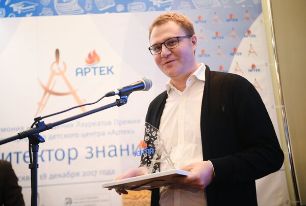 Первый заместитель главного редактора МИА Россия сегодня Олег Осипов получил награду международного детского центра Артек. 18 декабря 2017 Первый заместитель главного редактора МИА Россия сегодня Олег Осипов получил награду международного детского центра Артек. 18 декабря 2017