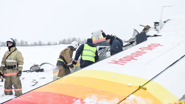 Сотрудники МЧС на месте падения самолёта Ан-2 в аэропорту Нарьян-Мара Сотрудники МЧС на месте падения самолёта Ан-2 в аэропорту Нарьян-Мара