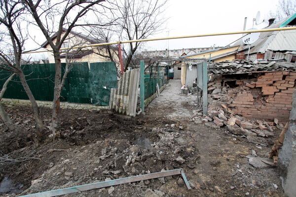 Частный жилой дом в городе Ясиноватая, пострадавший в результате обстрела. 21 декабря 2017 Частный жилой дом в городе Ясиноватая, пострадавший в результате обстрела. 21 декабря 2017