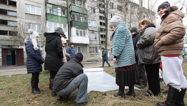 Жителям домов города Ясиноватая, пострадавшим в результате обстрела, выдают пленку, чтобы закрыть разбитые окна. 21 декабря 2017 Жителям домов города Ясиноватая, пострадавшим в результате обстрела, выдают пленку, чтобы закрыть разбитые окна. 21 декабря 2017