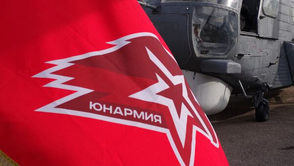 Флаг движения Юнармия на борту гвардейского ракетного крейсера Москва. Архивное фото Флаг движения Юнармия на борту гвардейского ракетного крейсера Москва. Архивное фото