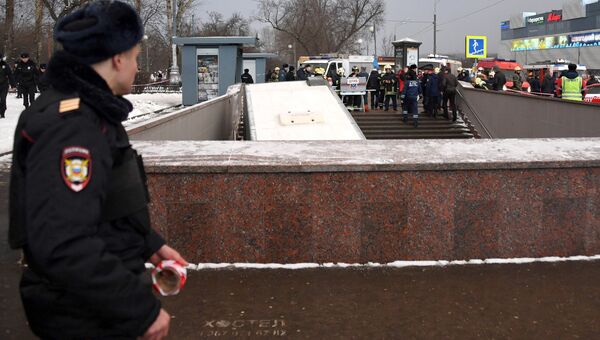 Автобус въехал в подземный переход на станции метро Славянский бульвар в Москве Автобус въехал в подземный переход на станции метро Славянский бульвар в Москве