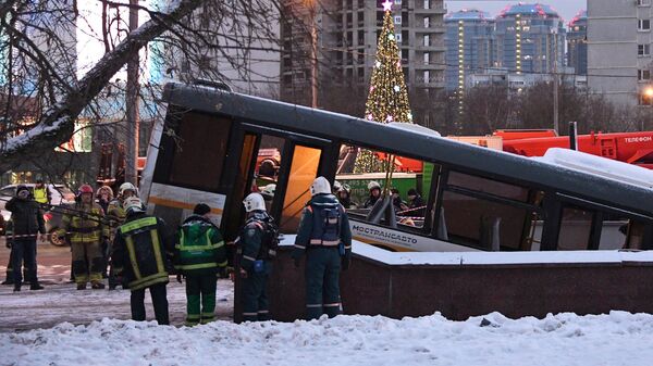 Автобус въехал в подземный переход у станции метро Славянский бульвар в Москве. 25 декабря 2017 Автобус въехал в подземный переход у станции метро Славянский бульвар в Москве. 25 декабря 2017