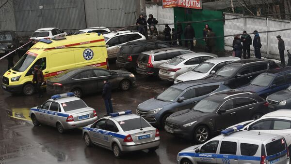 Полиция и автомобиль реанимации на Иловайской улице. 27 декабря 2017 Полиция и автомобиль реанимации на Иловайской улице. 27 декабря 2017