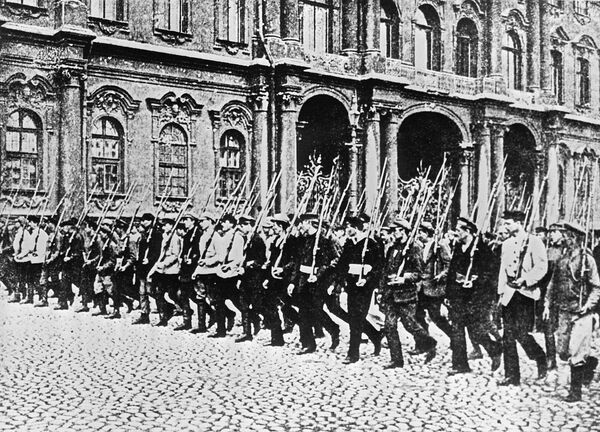 Отряд Красной гвардии на улицах Петрограда. 1917 год. Из фондов ЦГАКФФД СССР Отряд Красной гвардии на улицах Петрограда. 1917 год. Из фондов ЦГАКФФД СССР