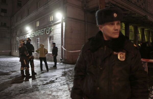 Сотрудники МЧС и полиции около супермаркета Перекресток в Санкт-Петербурге, где произошел взрыв. 27 декабря 2017 Сотрудники МЧС и полиции около супермаркета Перекресток в Санкт-Петербурге, где произошел взрыв. 27 декабря 2017
