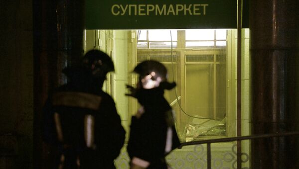 Сотрудники МЧС у входа в магазин Перекресток в Санкт-Петербурге, где произошел взрыв. 27 декабря 2017 Сотрудники МЧС у входа в магазин Перекресток в Санкт-Петербурге, где произошел взрыв. 27 декабря 2017