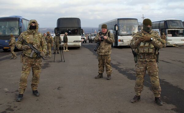 Украинские военнослужащие во время обмена пленными между ЛНР и ДНР и Киевом между поселками Майорск и Горловка. 27 декабря 2017 Украинские военнослужащие во время обмена пленными между ЛНР и ДНР и Киевом между поселками Майорск и Горловка. 27 декабря 2017