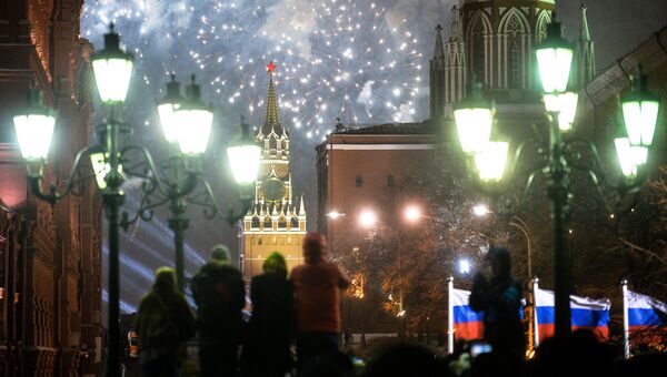 Жители Москвы и туристы во время празднования Нового года в Москве. Архивное фото Жители Москвы и туристы во время празднования Нового года в Москве. Архивное фото
