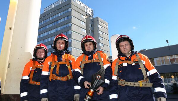 Во всех инженерных компаниях Комплекса городского хозяйства работает больше 650 аварийно-спасательных подразделений, всего в новогодние праздники на смену выйдет более 2 тысяч человек. Во всех инженерных компаниях Комплекса городского хозяйства работает больше 650 аварийно-спасательных подразделений, всего в новогодние праздники на смену выйдет более 2 тысяч человек.