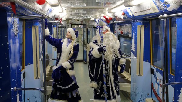 Дед Мороз и Снегурочка в вагоне тематического поезда, посвященного Новому 2018 году Дед Мороз и Снегурочка в вагоне тематического поезда, посвященного Новому 2018 году