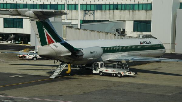 Самолет итальянской авиакомпании Alitalia Самолет итальянской авиакомпании Alitalia