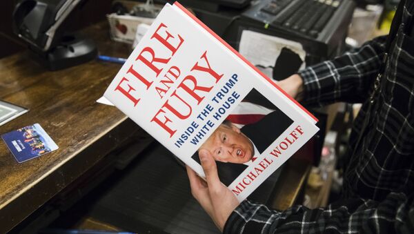 Продавец с книгой Огонь и ярость: внутри Белого дома Трампа в магазине Barnes & Noble в Филадельфии, США. 5 января 2018 Продавец с книгой Огонь и ярость: внутри Белого дома Трампа в магазине Barnes & Noble в Филадельфии, США. 5 января 2018