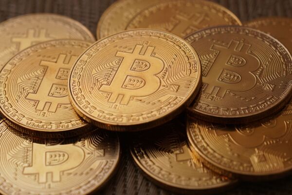 Монеты с логотипами криптовалюты биткоин Монеты с логотипами криптовалюты биткоин
