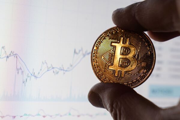 Монета с логотипом криптовалюты биткоин Монета с логотипом криптовалюты биткоин