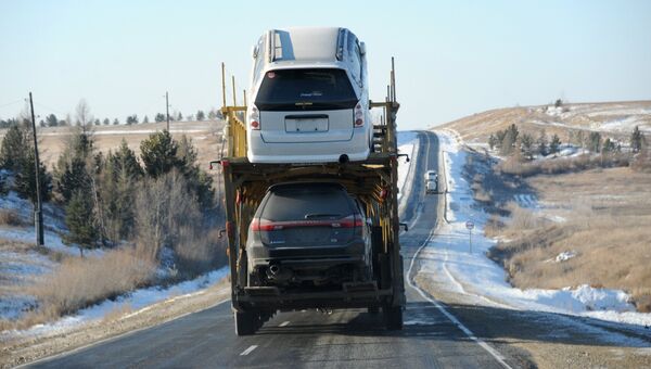 Автовоз на федеральной автомобильной дороге Р258 Байкал. Архивное фото. Автовоз на федеральной автомобильной дороге Р258 Байкал. Архивное фото.