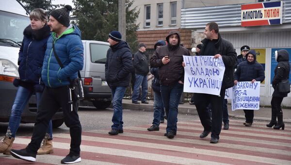 Участники акции протеста на границе между Украиной и Польшей против ужесточения таможенного контроля, запрета на перевозку товаров через границу больше определенной суммы Участники акции протеста на границе между Украиной и Польшей против ужесточения таможенного контроля, запрета на перевозку товаров через границу больше определенной суммы