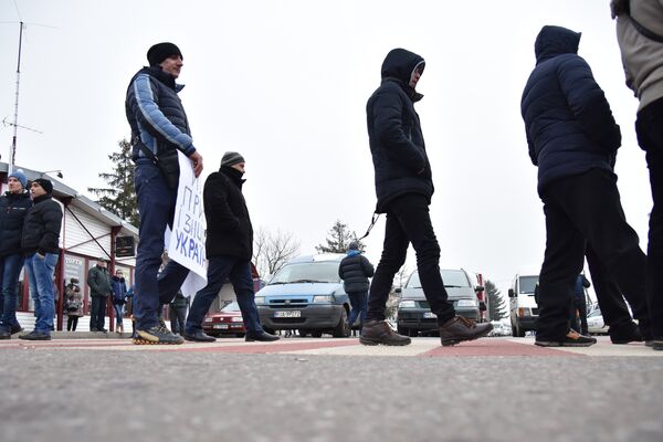 Участники акции протеста на границе между Украиной и Польшей против ужесточения таможенного контроля, запрета на перевозку товаров через границу больше определенной суммы Участники акции протеста на границе между Украиной и Польшей против ужесточения таможенного контроля, запрета на перевозку товаров через границу больше определенной суммы