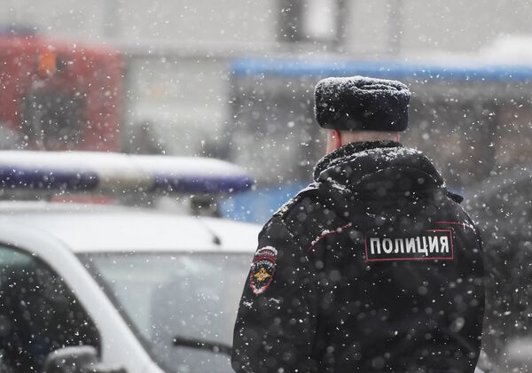Сотрудник полиции на улице Москвы Сотрудник полиции на улице Москвы