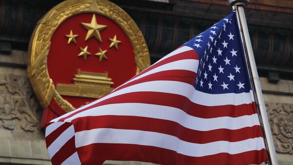 Флаг США на фоне эмблемы Китая в Пекине Флаг США на фоне эмблемы Китая в Пекине
