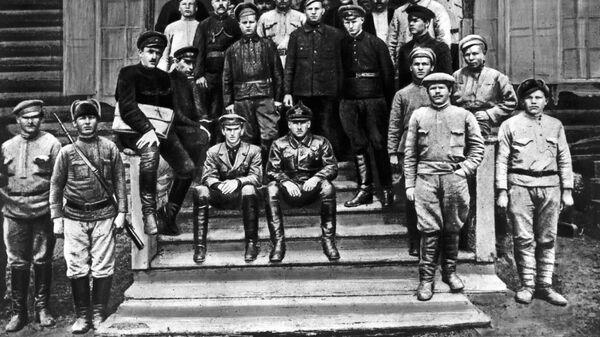 Начдив 51-й стрелковой дивизии Василий Константинович Блюхер (справа, сидит) среди бойцов 151-й бригады, 1919 год Начдив 51-й стрелковой дивизии Василий Константинович Блюхер (справа, сидит) среди бойцов 151-й бригады, 1919 год