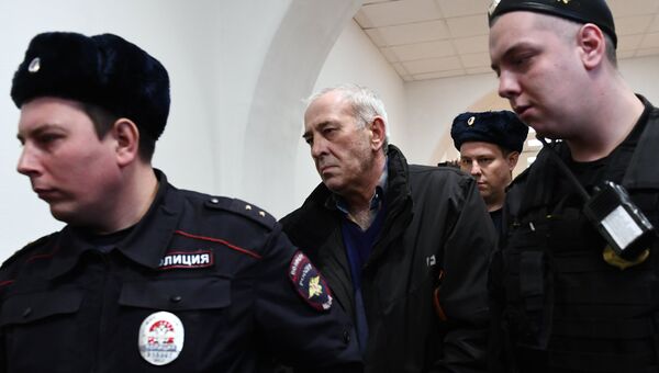 Водитель рейсового автобуса Виктор Тихонов в Басманном суде Москвы. 12 января 2018 Водитель рейсового автобуса Виктор Тихонов в Басманном суде Москвы. 12 января 2018