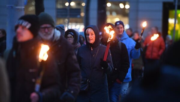 Участники акции в поддержку жертв сексуальных преступлений во время шествия в Стокгольме. 14 января 2018 Участники акции в поддержку жертв сексуальных преступлений во время шествия в Стокгольме. 14 января 2018
