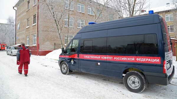 Автомобиль следственного комитета у школы № 127 в Перми. 15 января 2018