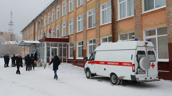 Автомобиль скорой помощи у школы № 127 в Перми. 15 января 2018 Автомобиль скорой помощи у школы № 127 в Перми. 15 января 2018