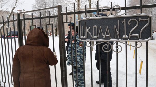 Сотрудники полиции у школы № 127 в Перми. Архивное фото Сотрудники полиции у школы № 127 в Перми. Архивное фото
